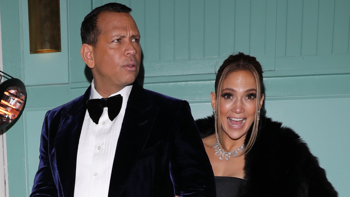 Jennifer Lopez and Alex Rodriguez Walk Arm in Arm Following 2020 SAG Awards