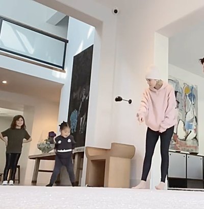 True Thompson's Attempt at a Cartwheel Is the Cutest Thing You'll See — Watch Penelope Teach Her!