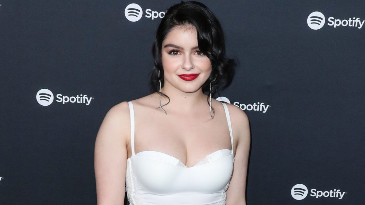 Ariel Winter in Form-Fitting White Dress