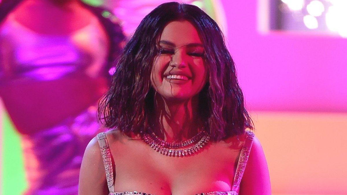 Selena Gomez Performing