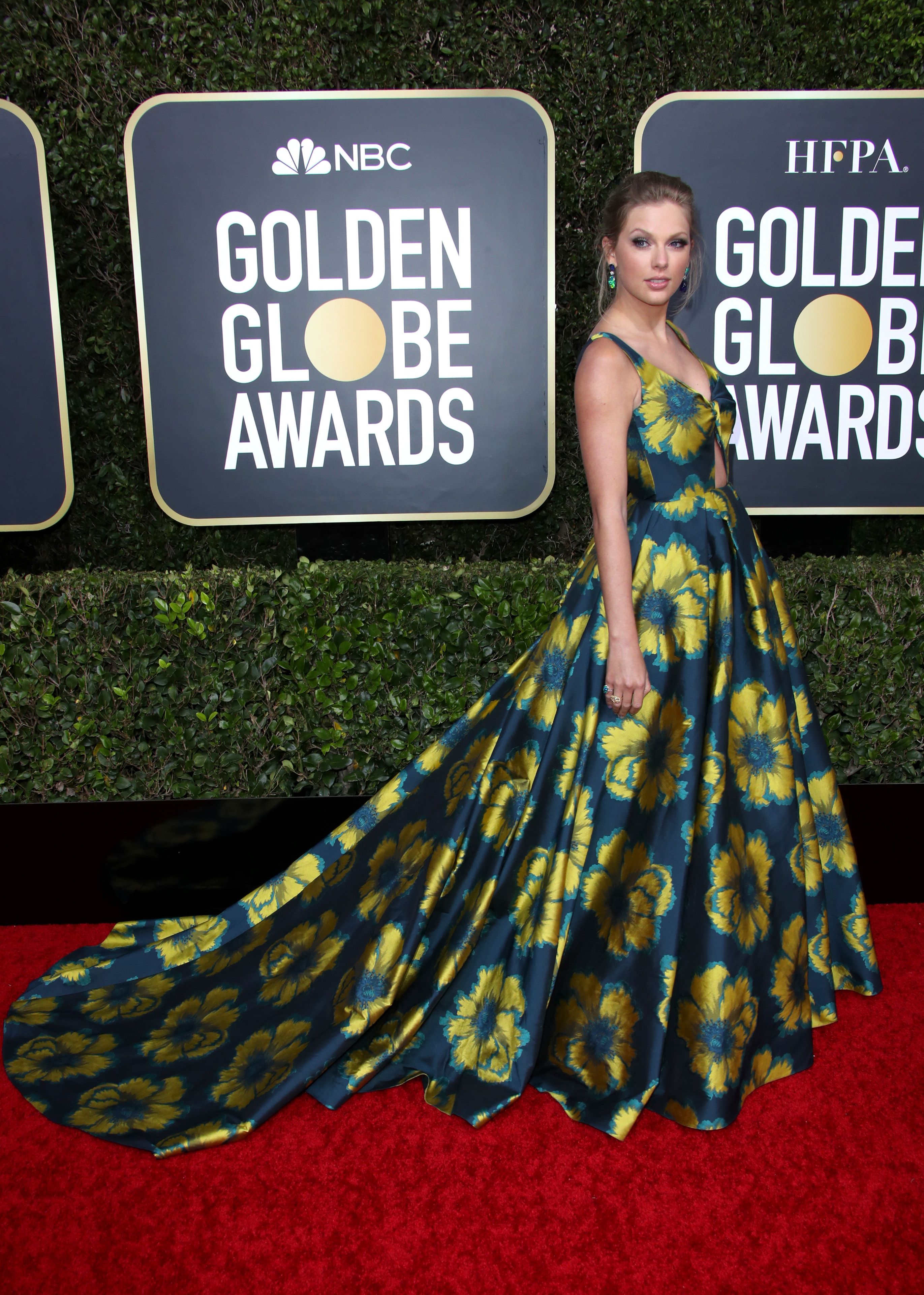 Taylor Swift S Golden Globes Dress Red Carpet Photos