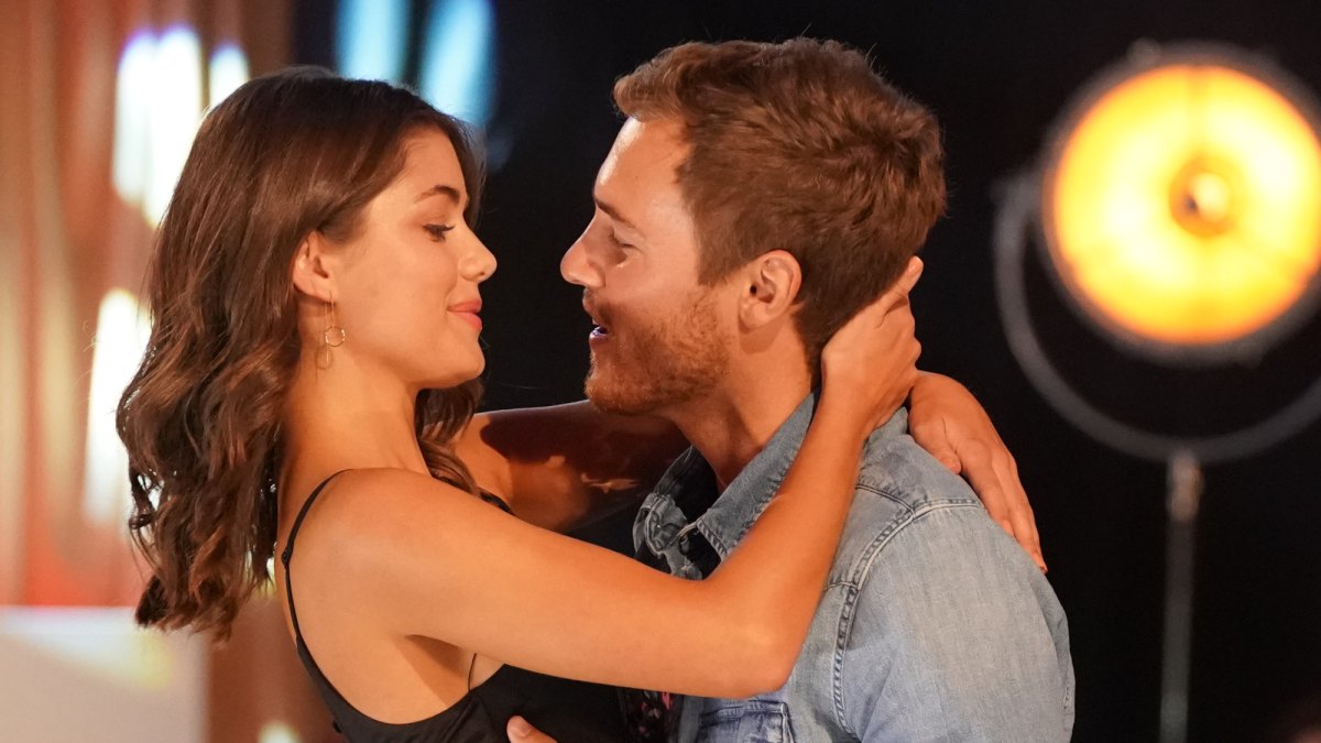 Bachelor Peter Weber Holds Hannah Ann Sluss While Going in for a Kiss