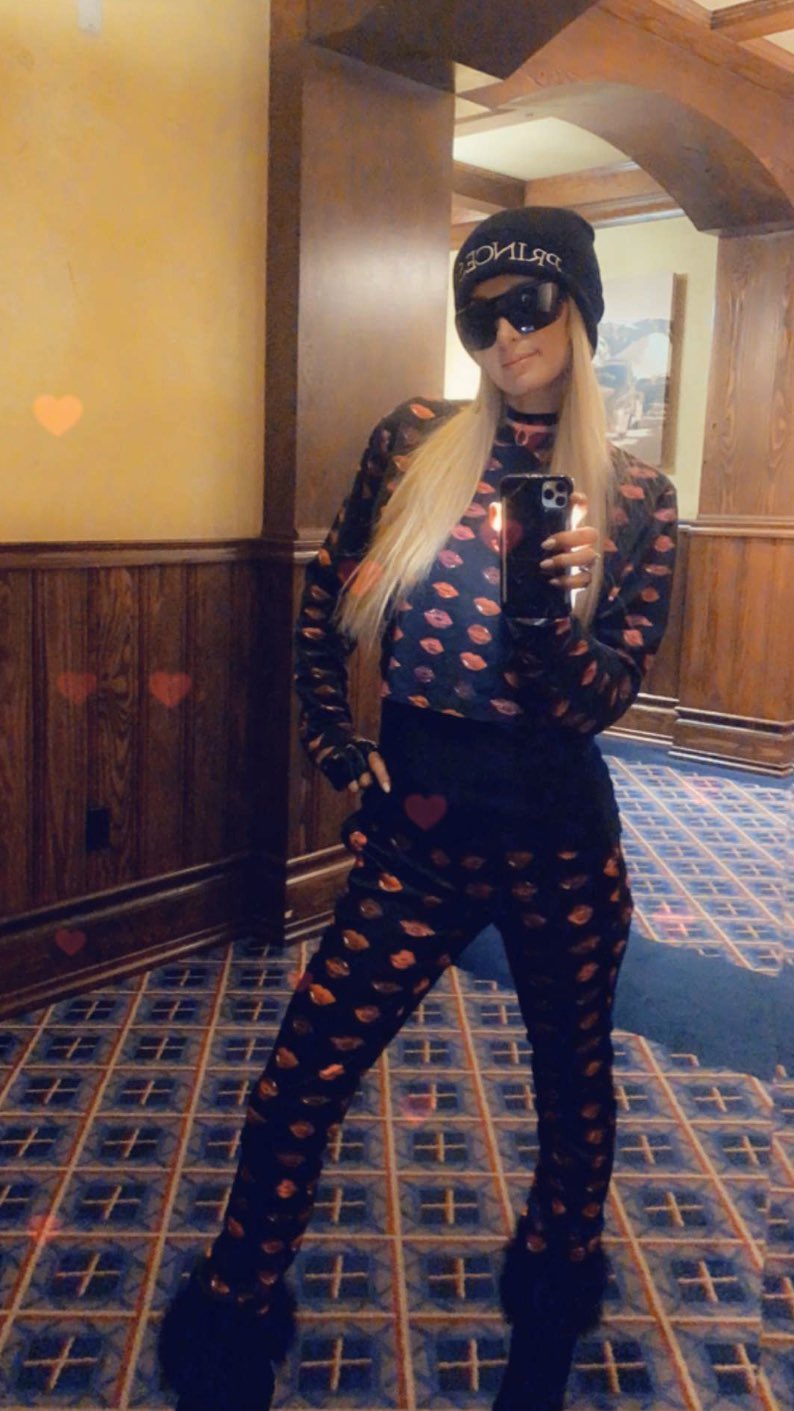 Paris Hilton Mirror Selfie