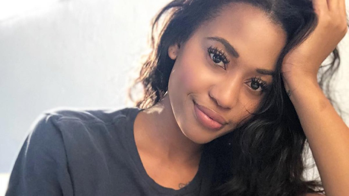 Bachelor Contestant Jubilee Sharpe Smiles in Grey Tshirt