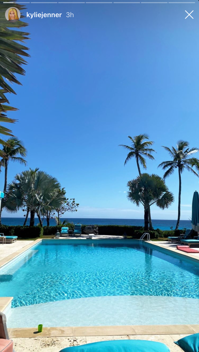kylie-jenner-tropical-vacation-with-friends