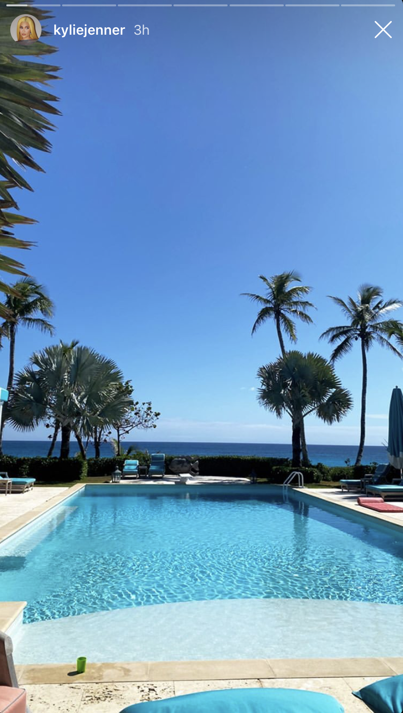 kylie-jenner-tropical-vacation-with-friends