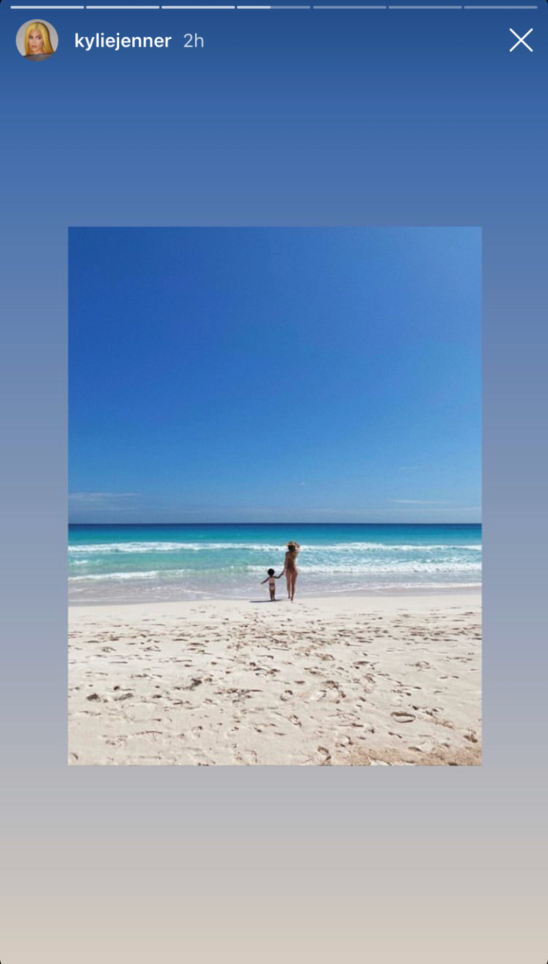 kylie-jenner-tropical-vacation-with-friends