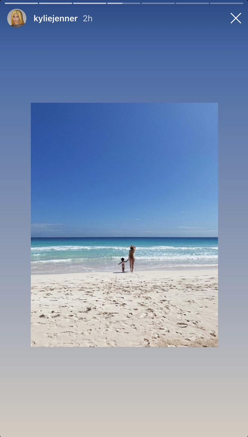 kylie-jenner-tropical-vacation-with-friends