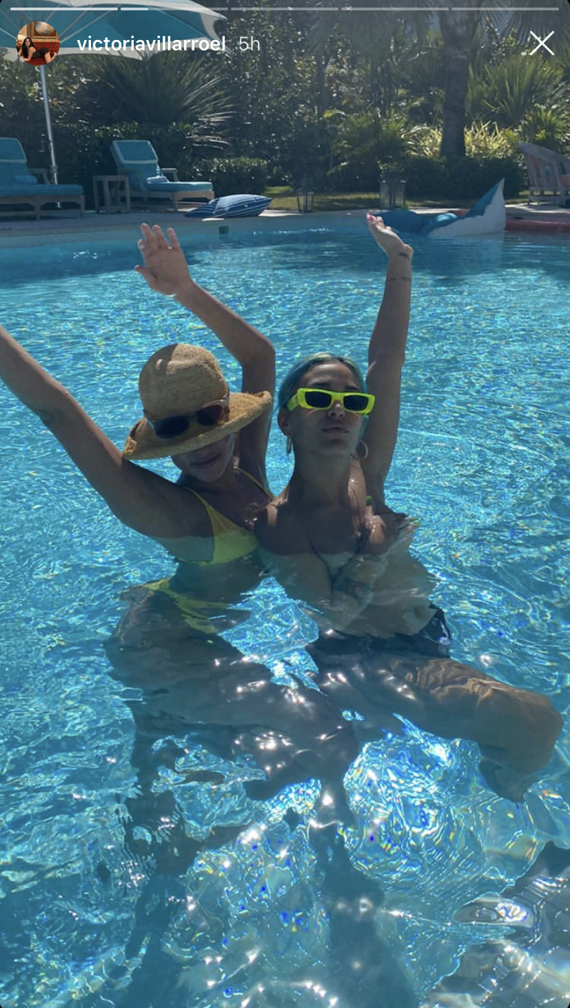 kylie-jenner-tropical-vacation-with-friends