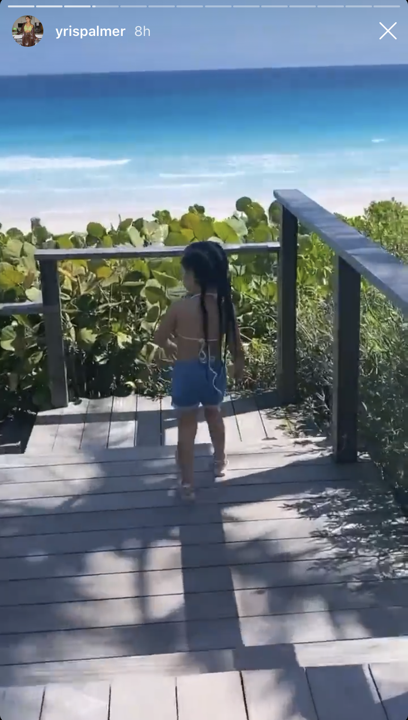 kylie-jenner-tropical-vacation-with-friends