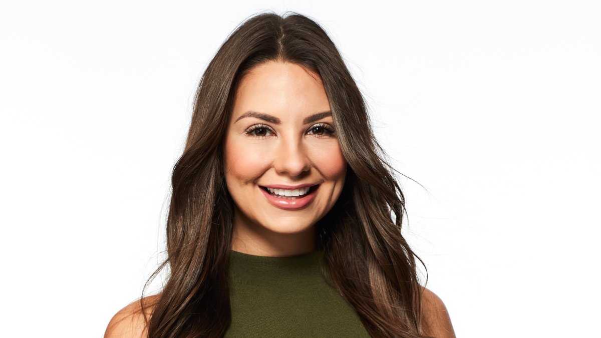 Bachelor Contestant Kelley Flanagan Wears Green Sleeveless Turtleneck and Black Pants in Show Headshot