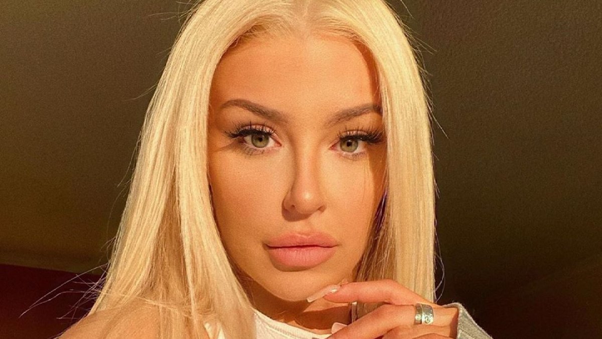 Tana Mongeau Selfie