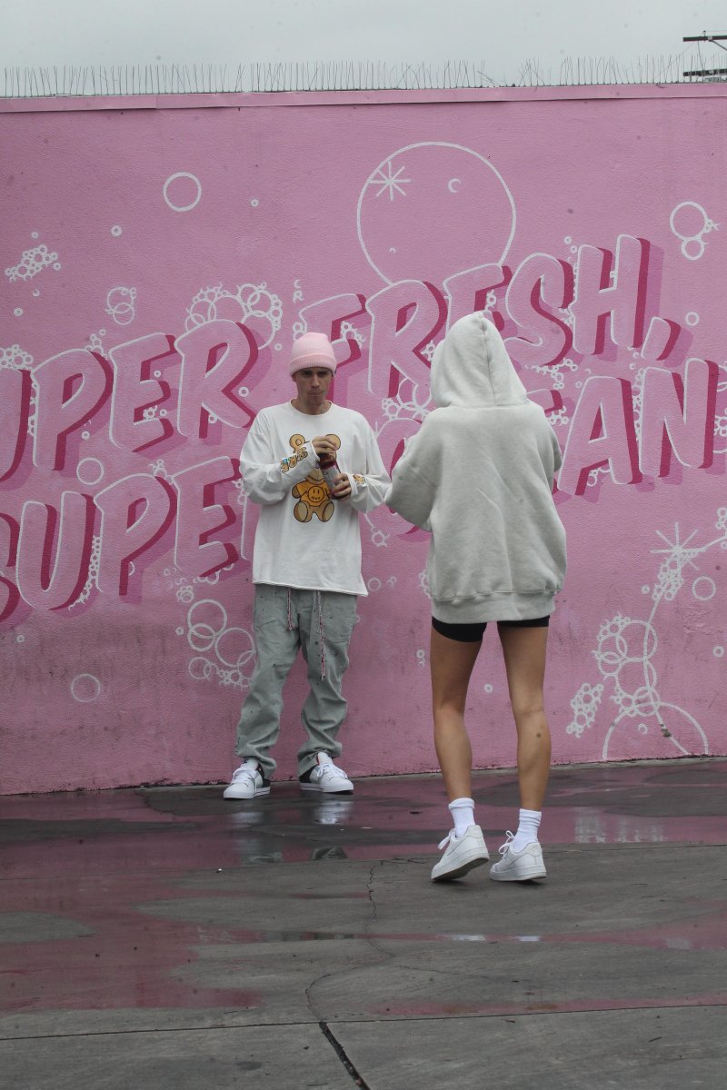 hailey-baldwin-justin-bieber-photoshoot-pink-mural-la