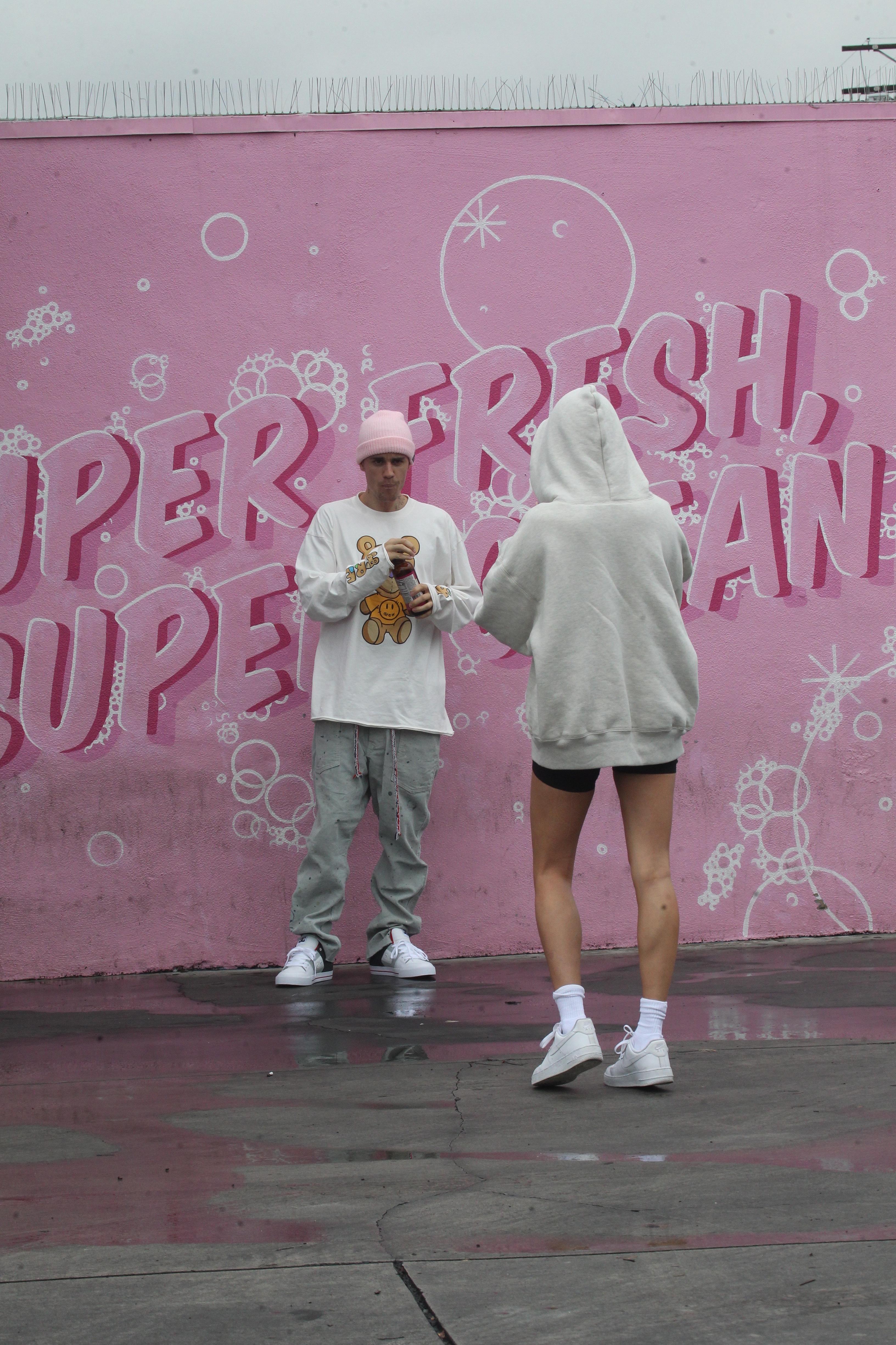 hailey-baldwin-justin-bieber-photoshoot-pink-mural-la