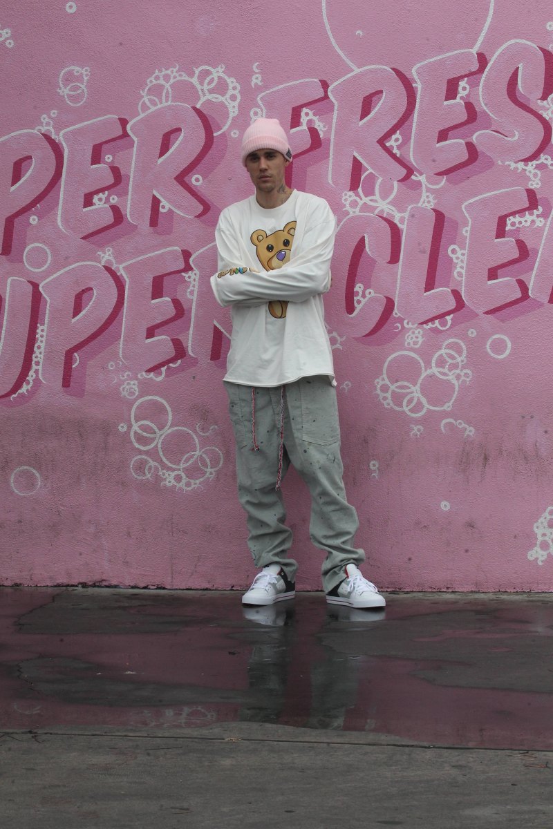 hailey-baldwin-justin-bieber-photoshoot-pink-mural-la