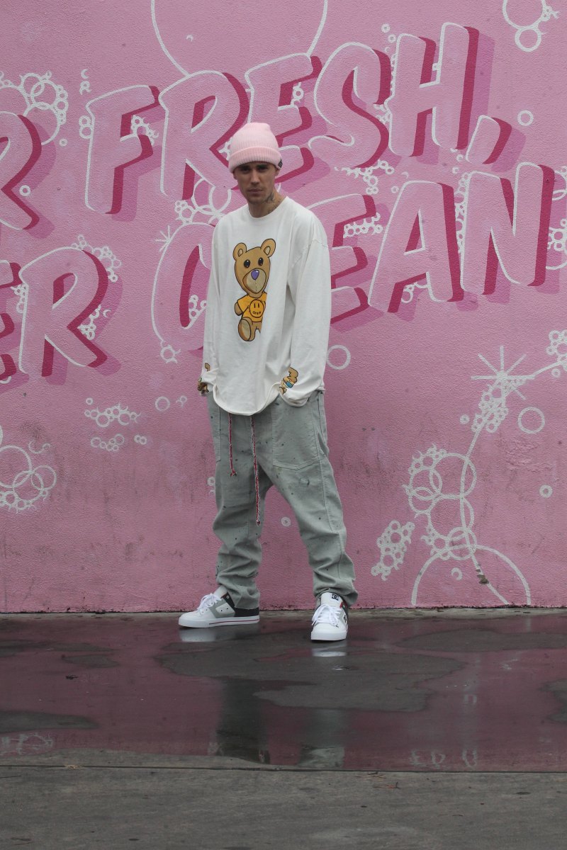 hailey-baldwin-justin-bieber-photoshoot-pink-mural-la