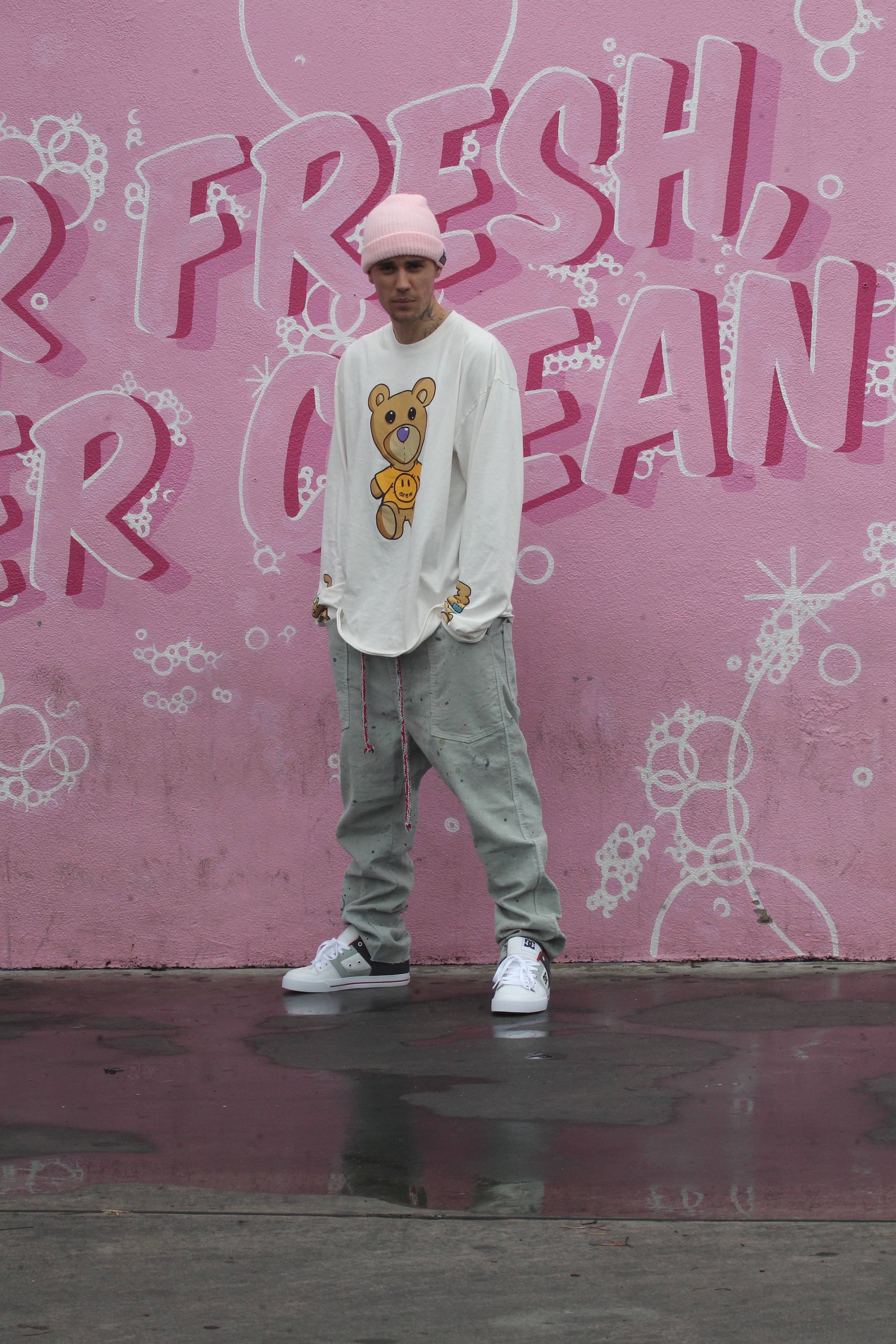 hailey-baldwin-justin-bieber-photoshoot-pink-mural-la