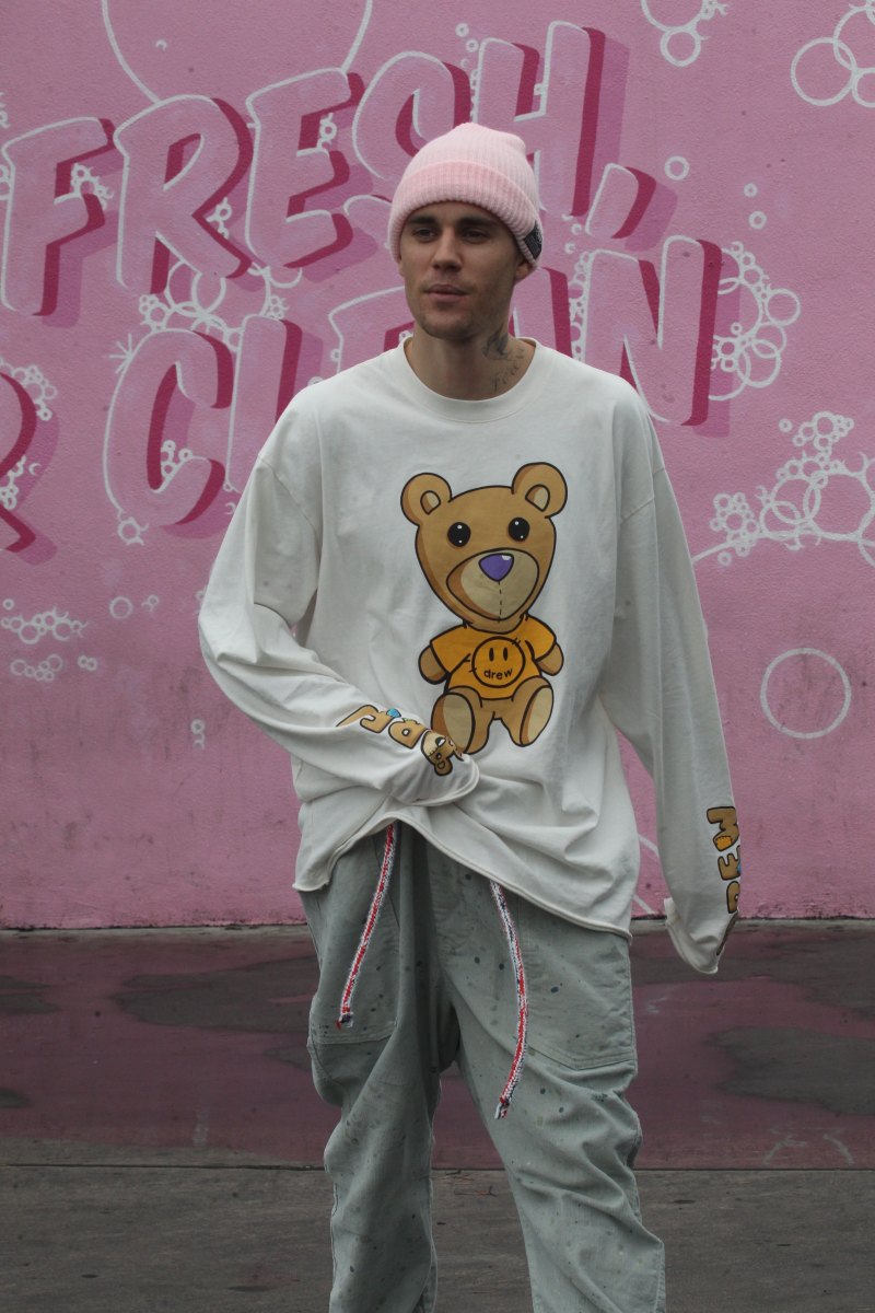 hailey-baldwin-justin-bieber-photoshoot-pink-mural-la