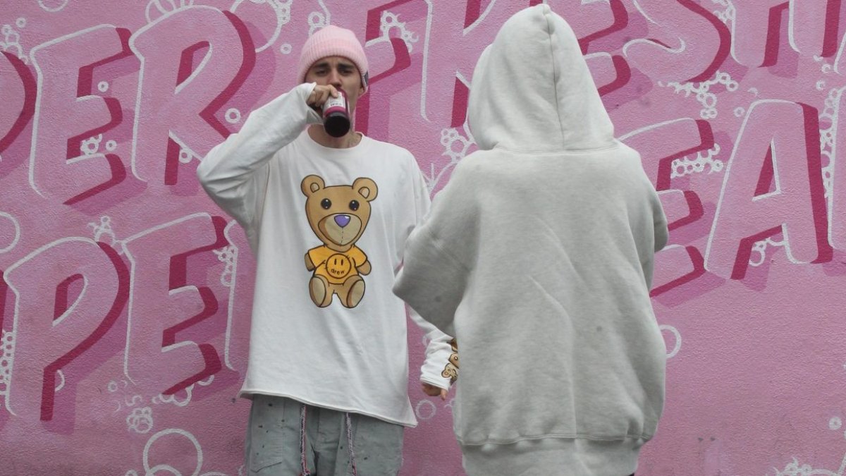 hailey-baldwin-justin-bieber-photoshoot-pink-mural-la