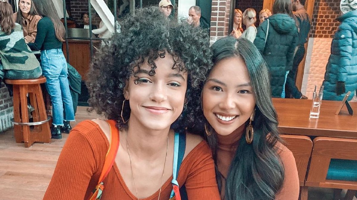 Bachelor contestants Jasmine Nguyen and Alexa Caves Smile in Photo at Table