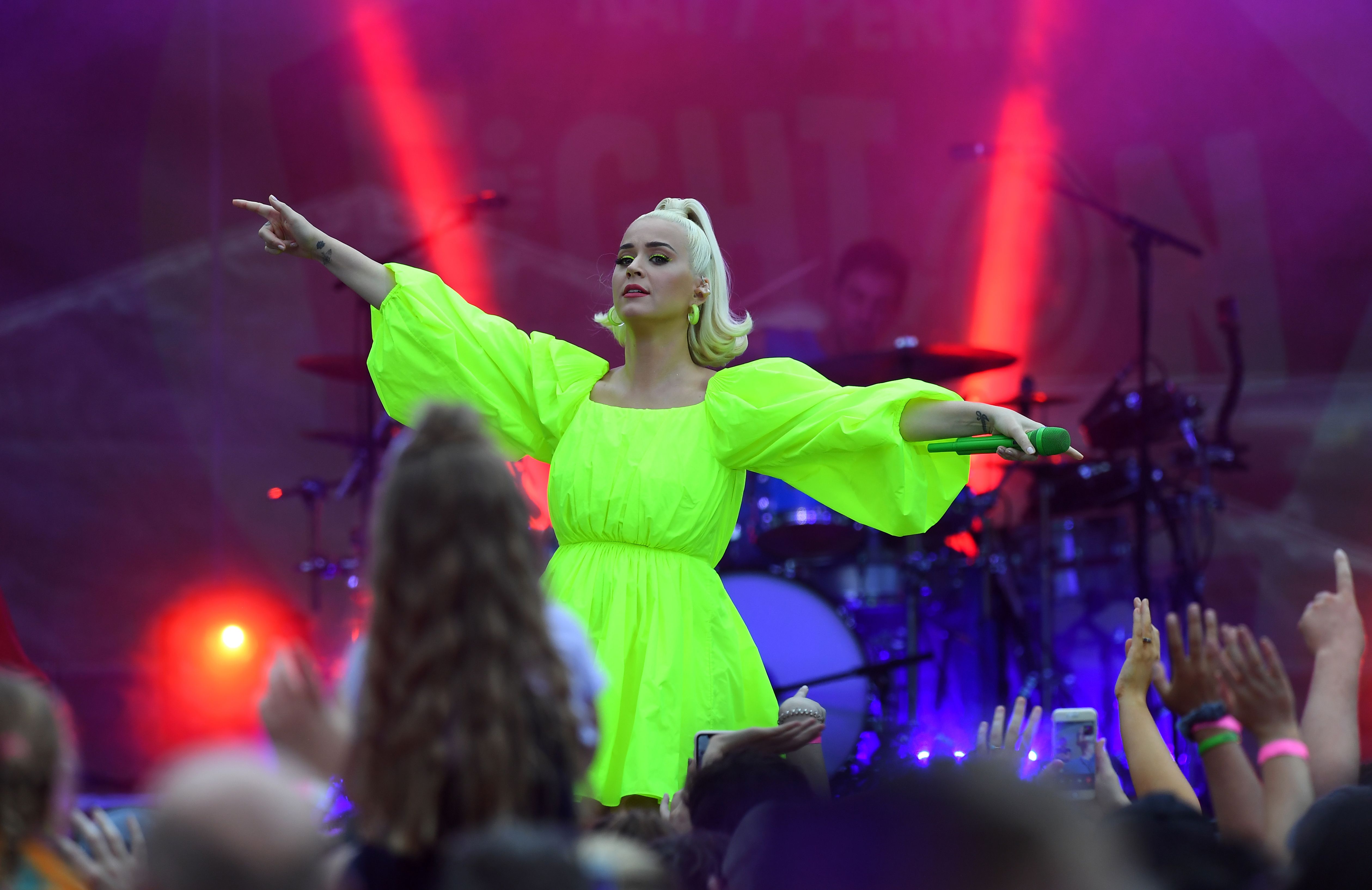 Pregnant Katy Perry Neon Green Dress Baby Bump Australia Firefighters Charity Concert