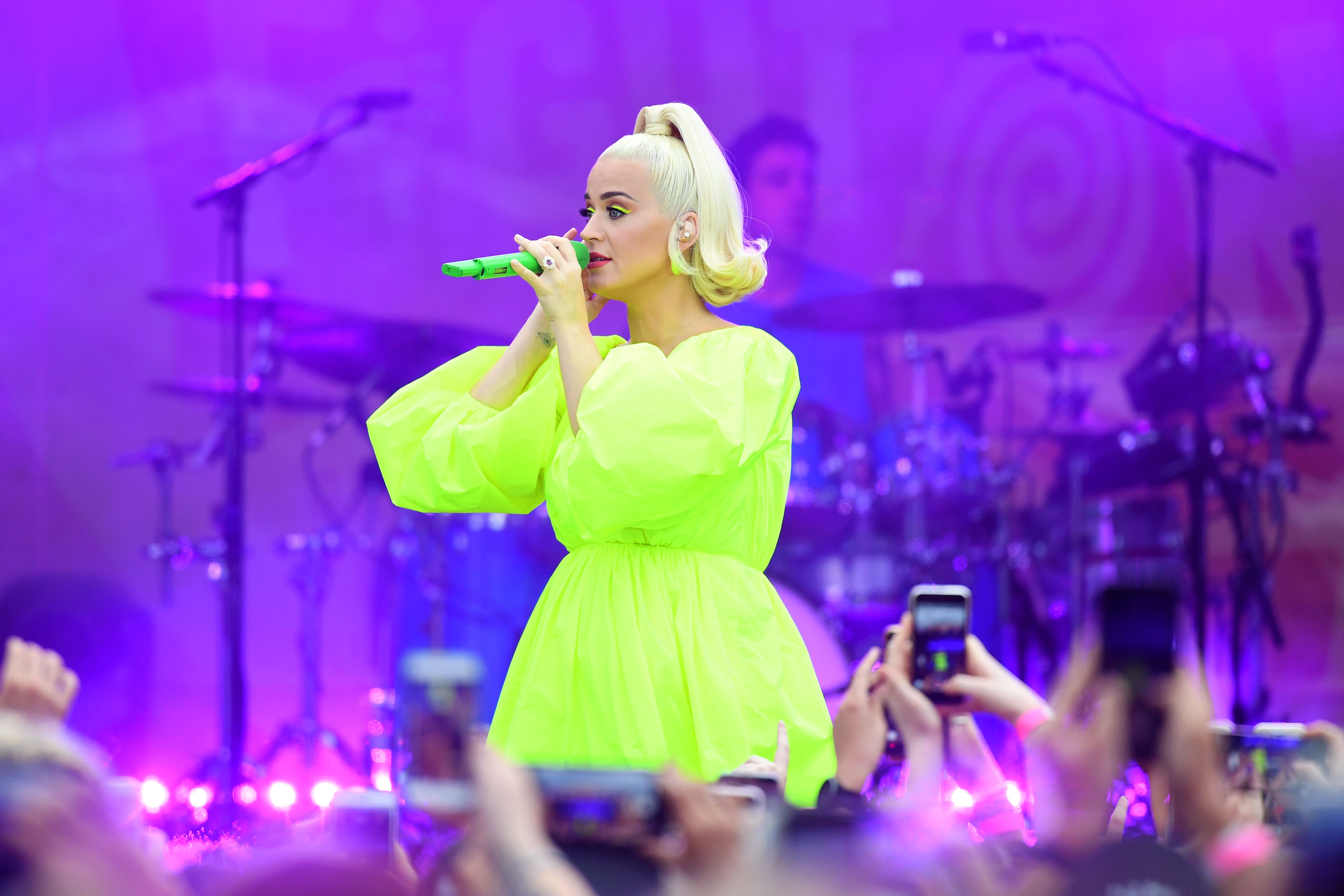 Pregnant Katy Perry Neon Green Dress Baby Bump