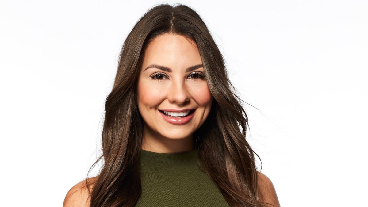 Bachelor Contestant Kelley Flanagan Headshot in Green Turtleneck and Black Jeans