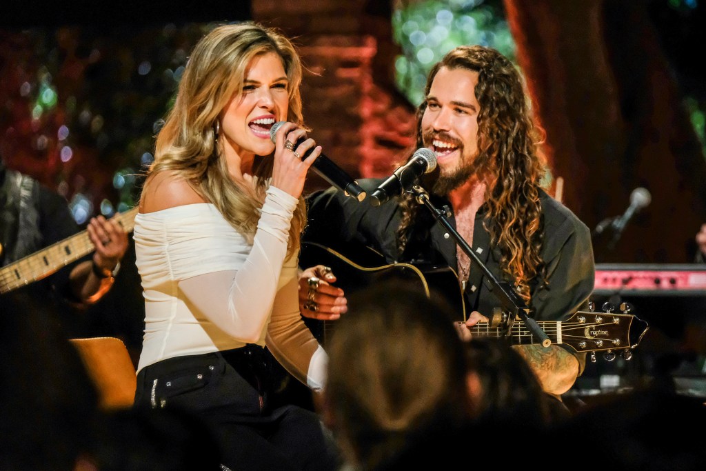 Julia and Sheridan Sing on a Date During Bachelor Listen to Your Heart