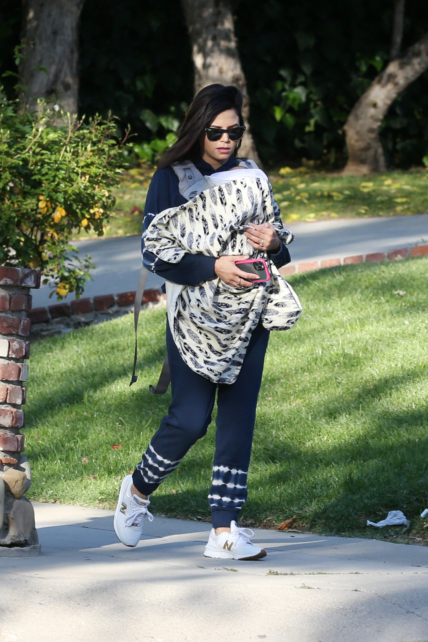 jenna-dewan-takes-baby-callum-for-walk-social-distancing