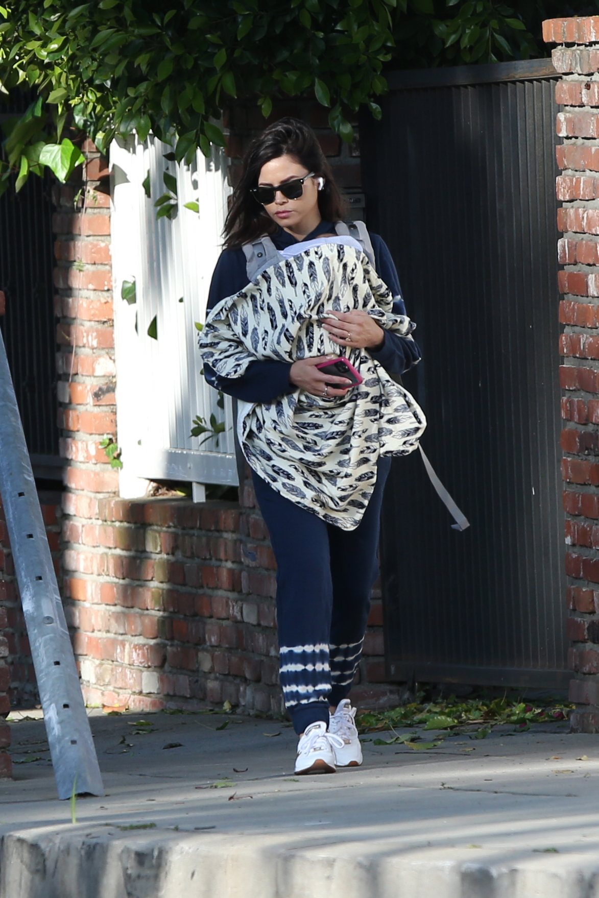 jenna-dewan-takes-baby-callum-for-walk-social-distancing