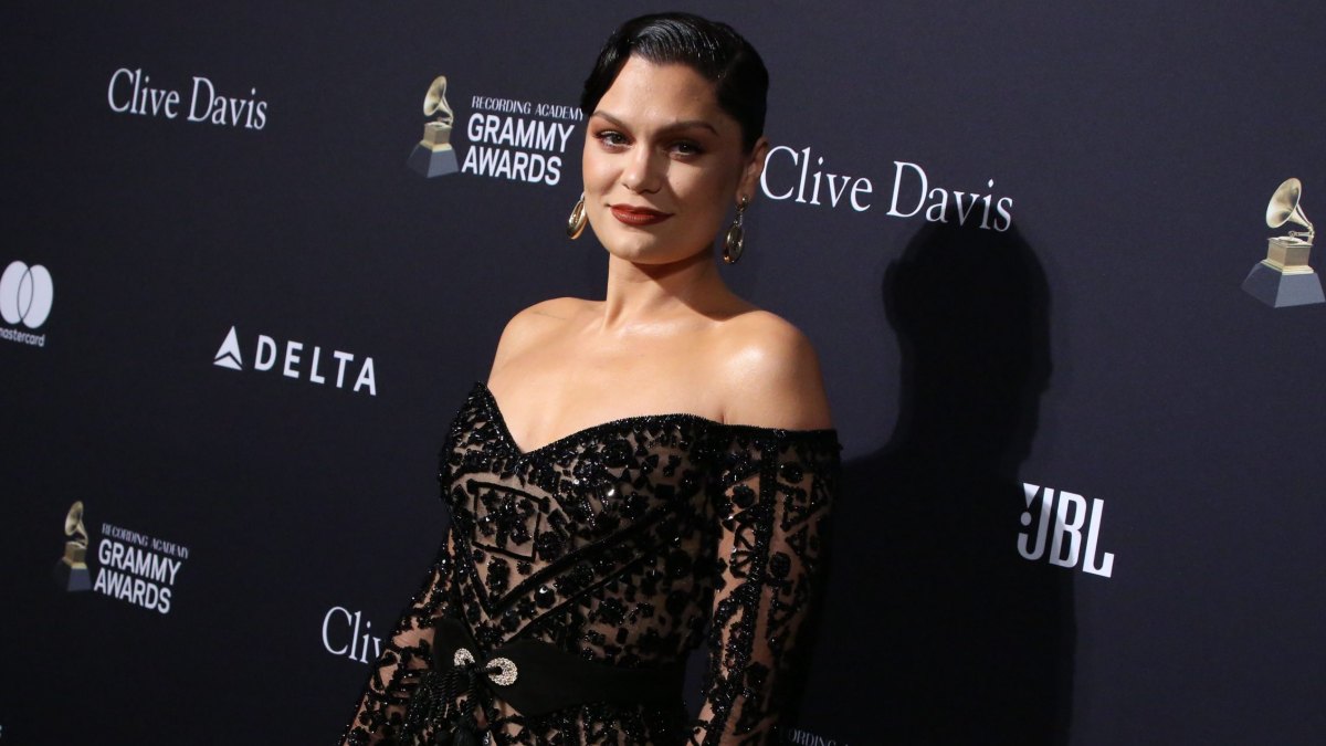 jessie-j-stop-eating-in-quarantine