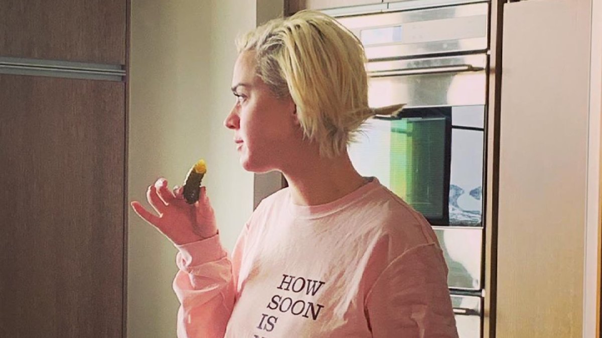 Pregnant Katy Perry Eats Pickles in Pink Sweatshirt