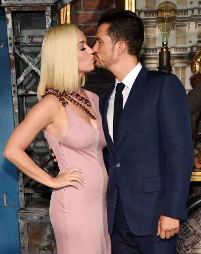 Singer Katy Perry Wears Mauve Dress and Kisses Fiance Orlando Bloom