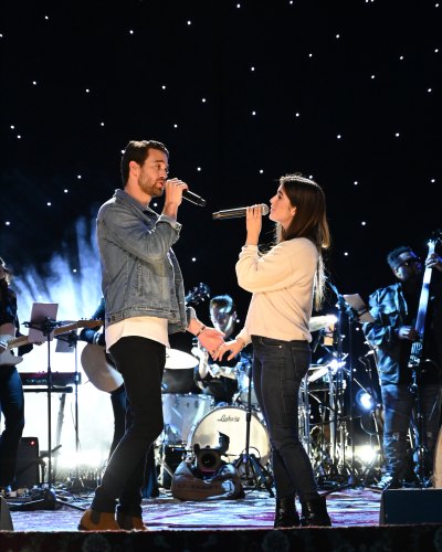 Trevor Holmes and Jamie Gabrielle Perform Together on Bachelor Listen to Your Heart