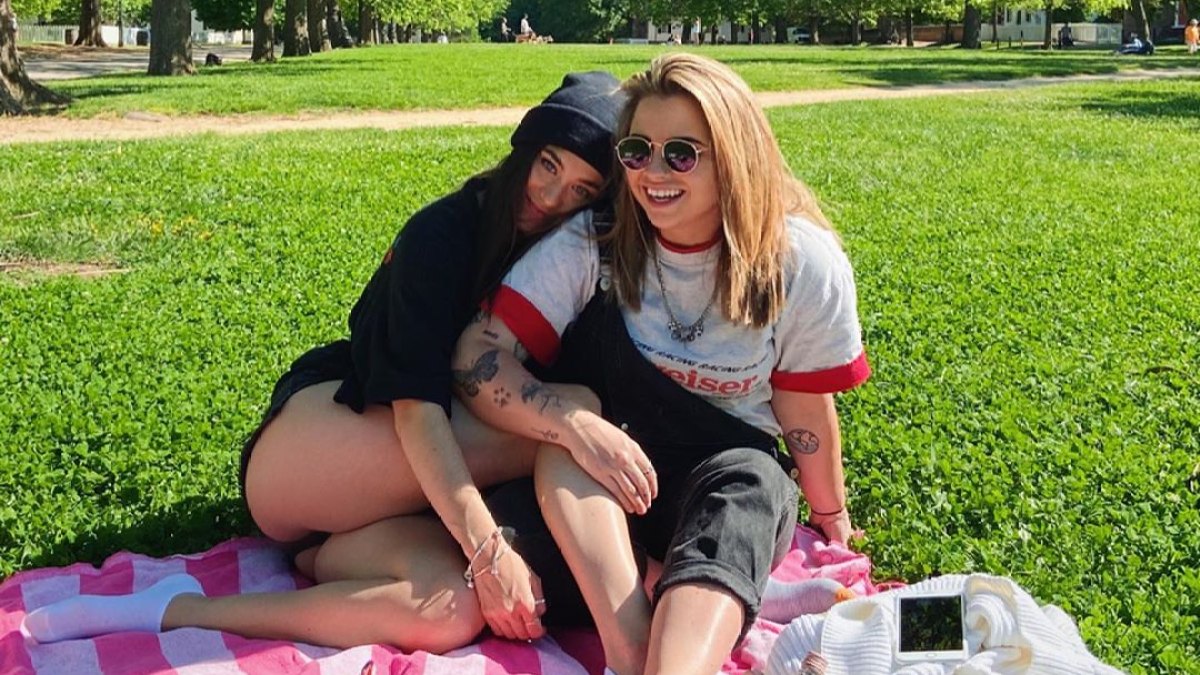 'Bachelor: Listen to Your Heart' Contestant Bekah Purifoy and New Girlfriend Victoria Sit on Picnic Blanket