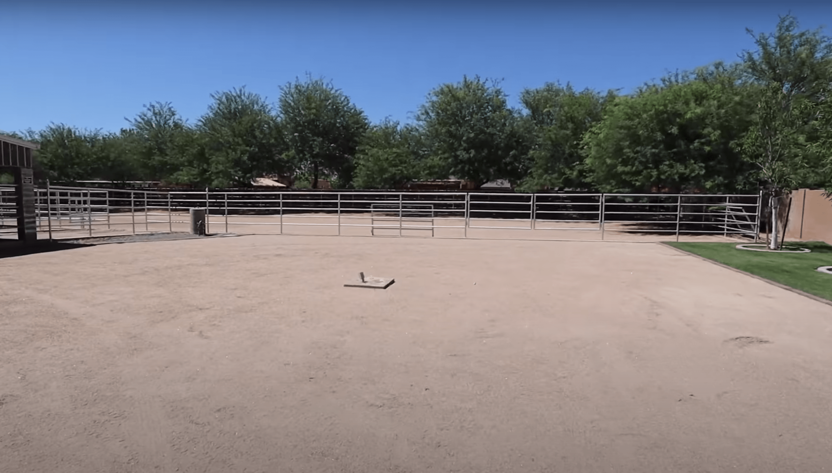 Bachelor Arie Luyendyk and Lauren Burnham House Tour Backyard