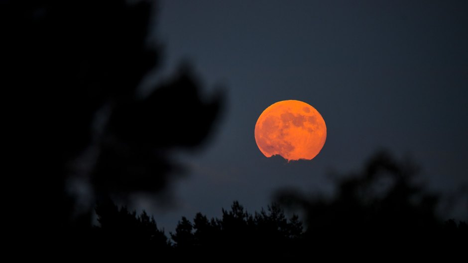 Photos of the Strawberry Moon on June 5 2020