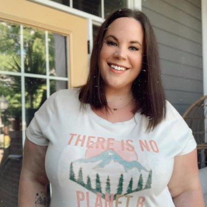 My Big Fat Fabulous Life Star Whitney Way Thore With Short Hair Smiles in Tshirt