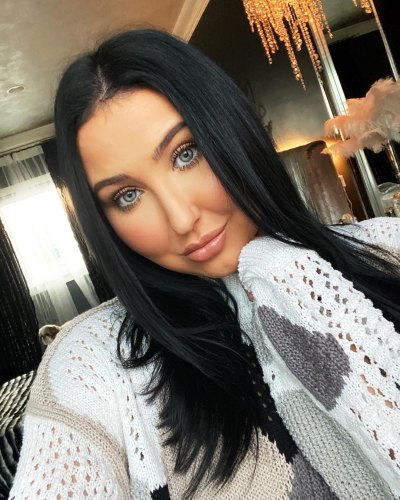 YouTuber Jaclyn Hill selfie With Straight Dark Hair and Glam Makeup