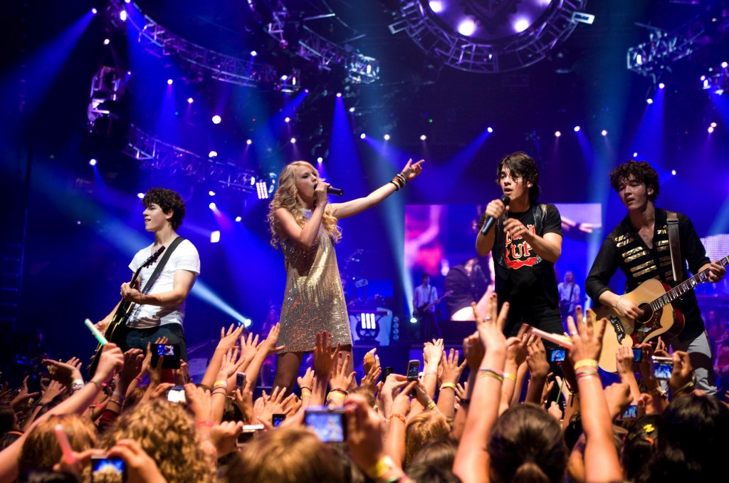 Young Taylor Swift and Jonas Brothers Performing Together