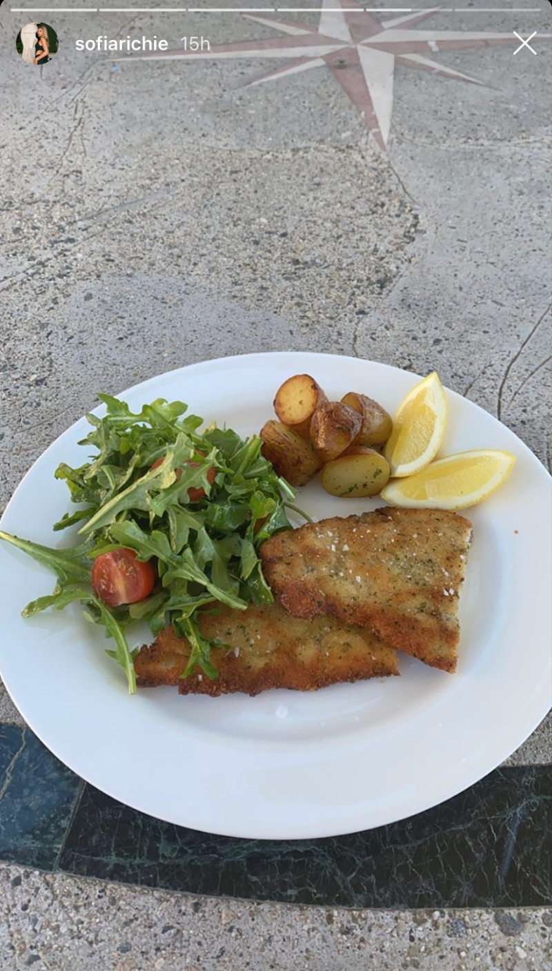 sofia-richie-salad-chicken-cutlet-potatoes-lemon