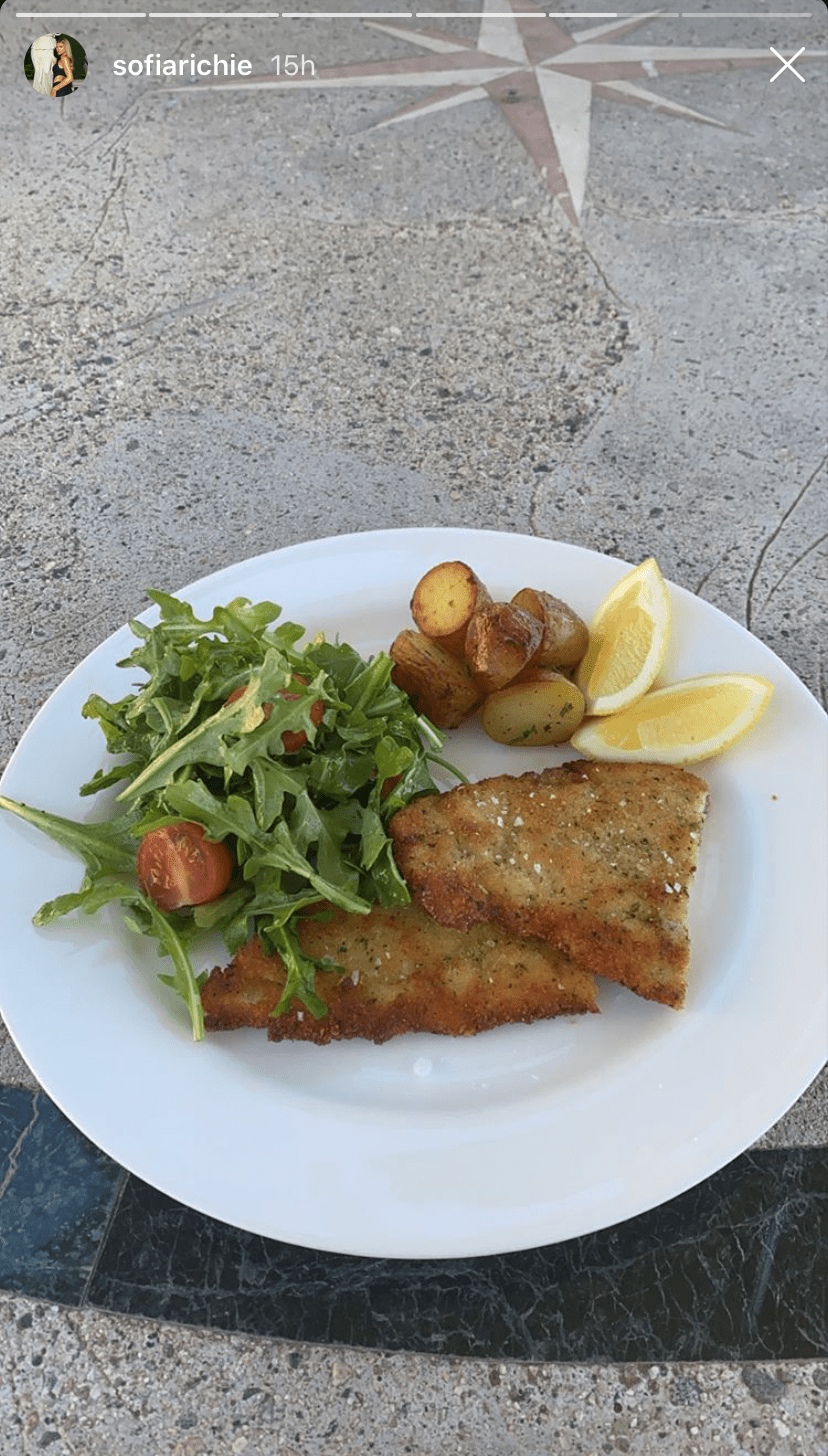 sofia-richie-salad-chicken-cutlet-potatoes-lemon