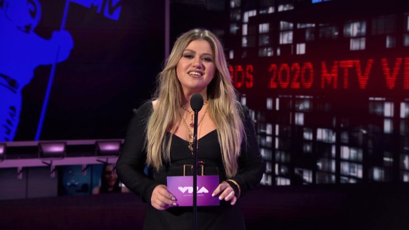 Kelly Clarkson Presented at 2020 MTV VMAs