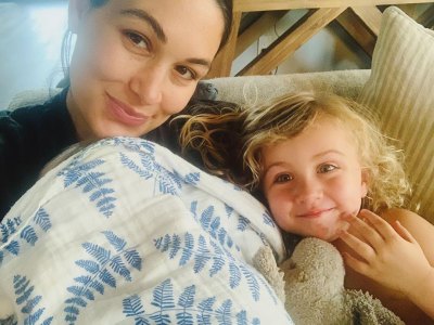 brie-bella-first-glimpse-newborn-son-daughter-birdie-selfie
