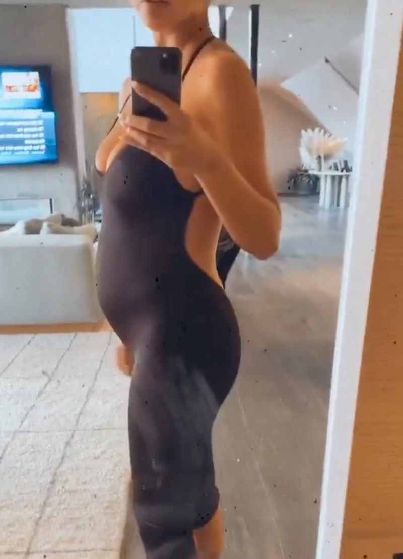 chrissy-teigen-baby-bump-pregnant
