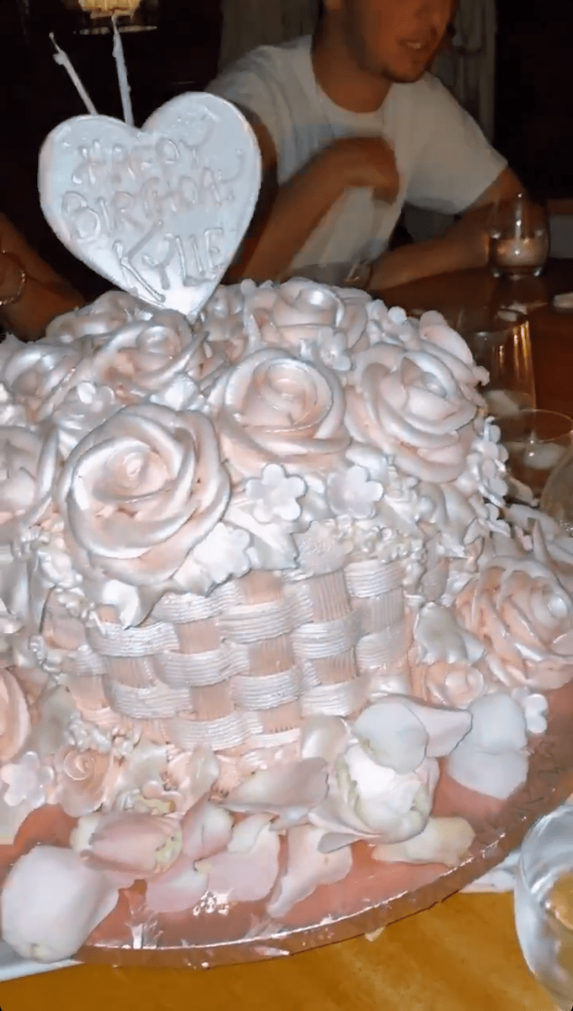 kylie-jenner-early-birthday-dinner-besties-ig