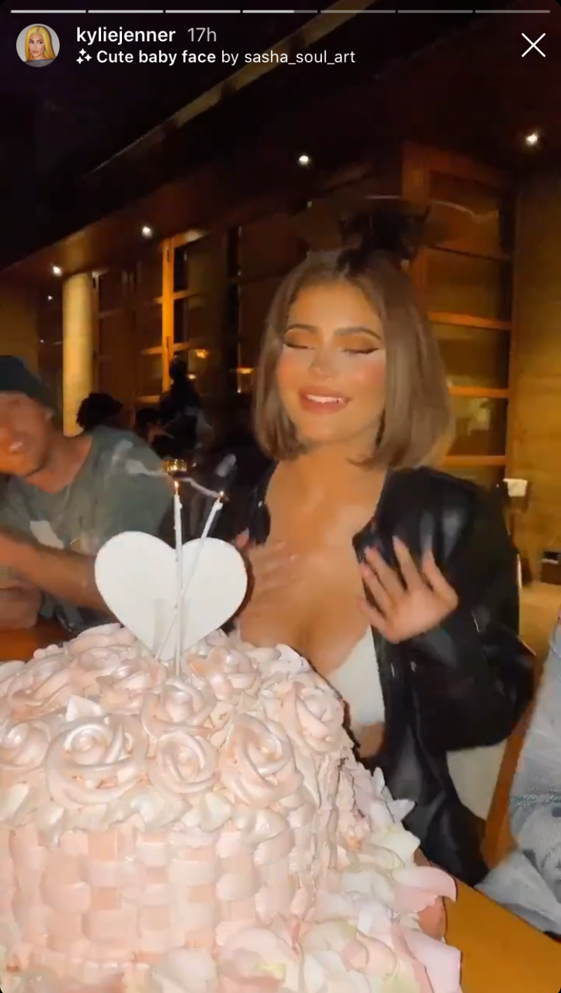 kylie-jenner-early-birthday-dinner-besties-ig