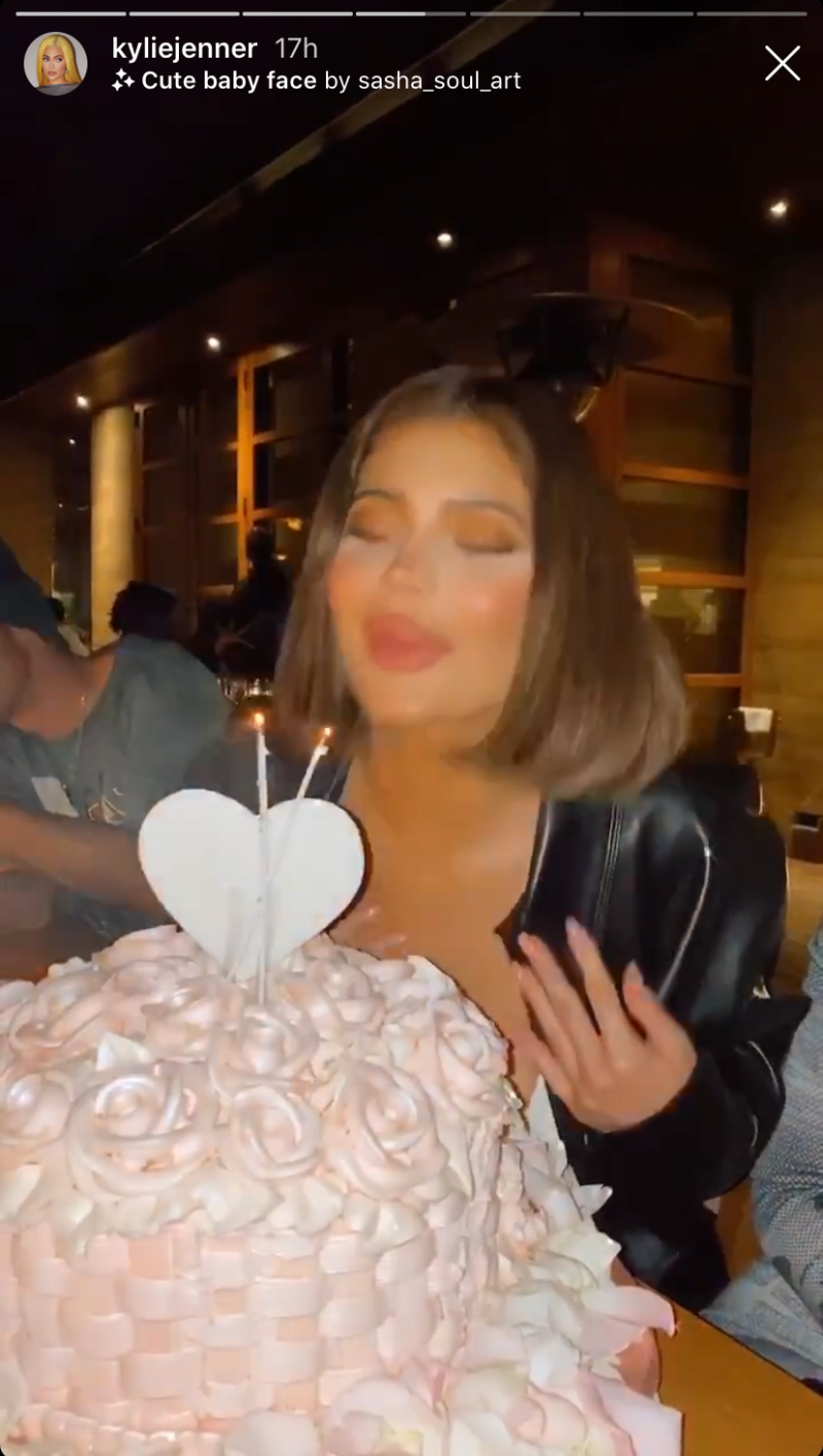 kylie-jenner-early-birthday-dinner-besties-ig