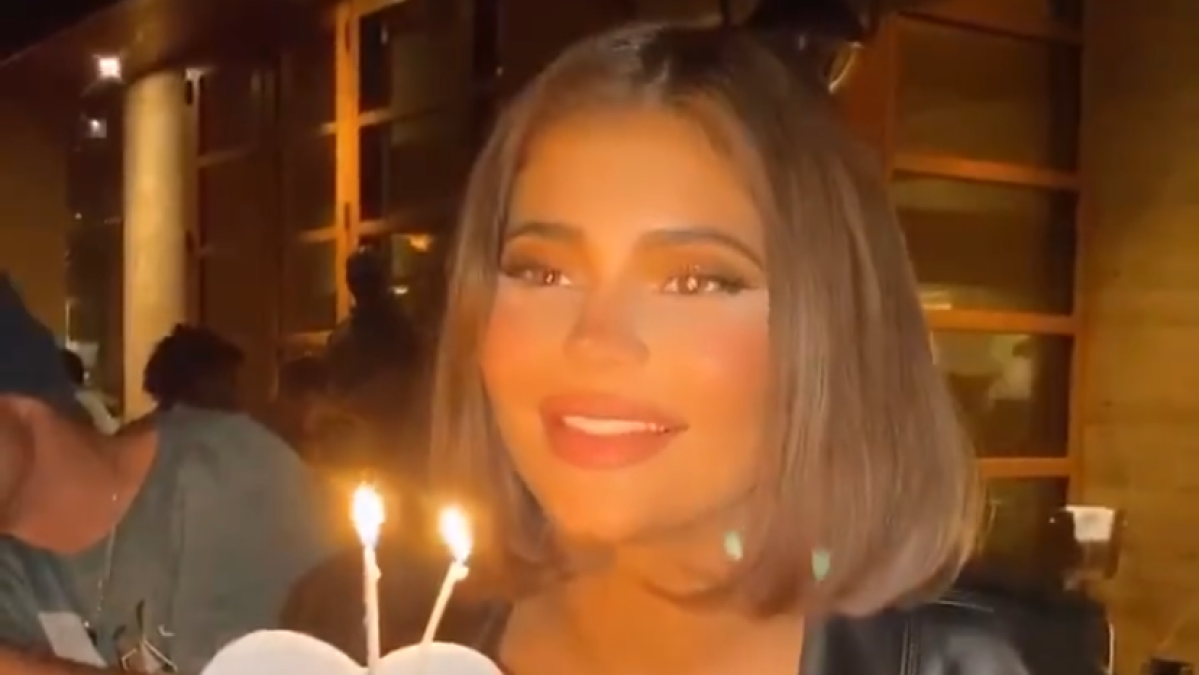 kylie-jenner-early-birthday-dinner-besties-ig