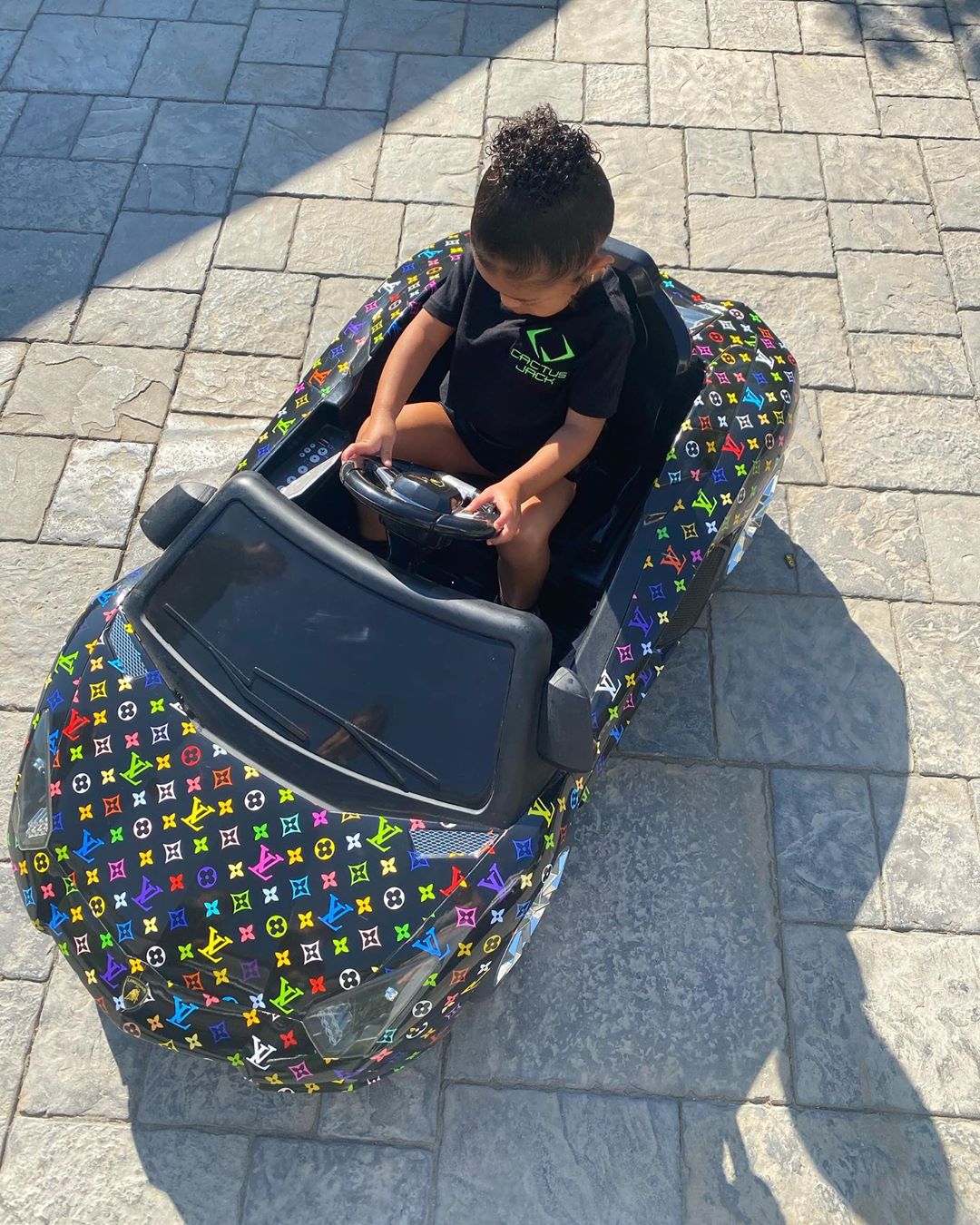 kylie-jenner-stormi-louis-vuitton-toy-car